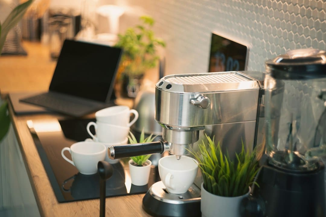 Kaffemaskin och mixer på köksbänk
